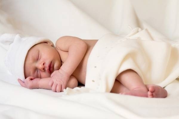 Trẻ sơ sinh không chịu ngủ mẹ nên làm gì?